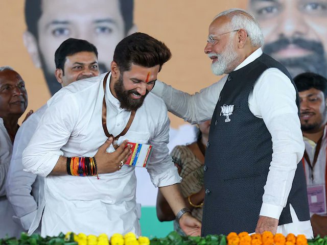 चिराग पासवान सच में मोदी के हनुमान साबित हो रहे हैं।

चिराग़ पासवान की पार्टी LJP(R) इस बार कुल  29 सीटों पर चुनाव लड़ी है।

गौर करने वाली बात है 22 सीटों पर LJP(R) बढ़त बनाई हुई है।

चिराग़ पासवान के पिता राम विलास पासवान ने LJP पार्टी बनाई थी,

अब इस पार्टी को चिराग पासवान