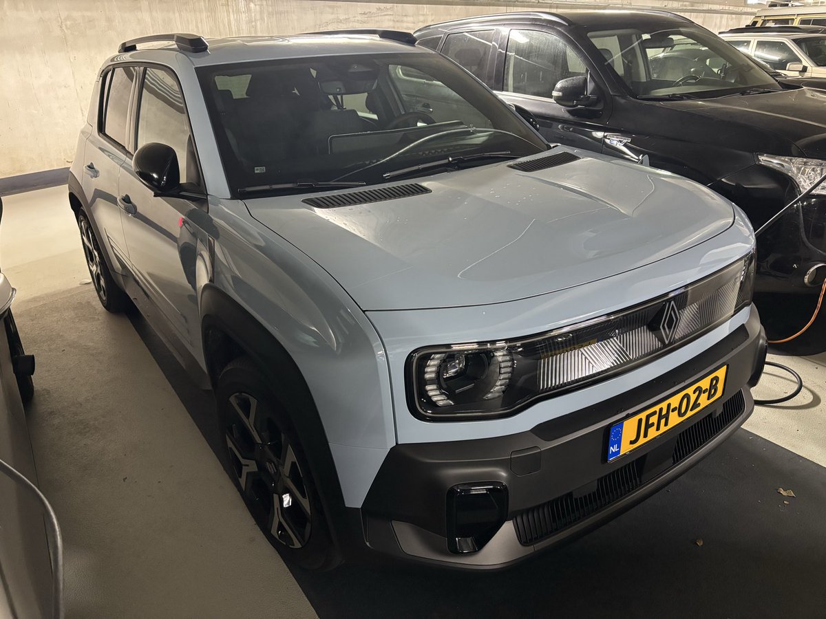 My parking garage in Amsterdam now also includes a Renault 4 E-Tech! Next to multiple R5’s and the small Alpine.