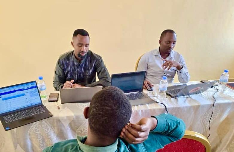FAORwanda's tweet photo. This week, @FAORwanda, in collaboration with @RBCRwanda, convened key institutions to develop Rwanda’s draft Food Safety Emergency Response Plan (FSERP).

This workshop aimed to harmonize roles, coordination, and communication for effective national preparedness and response. https://t.co/urIMUKTYCx