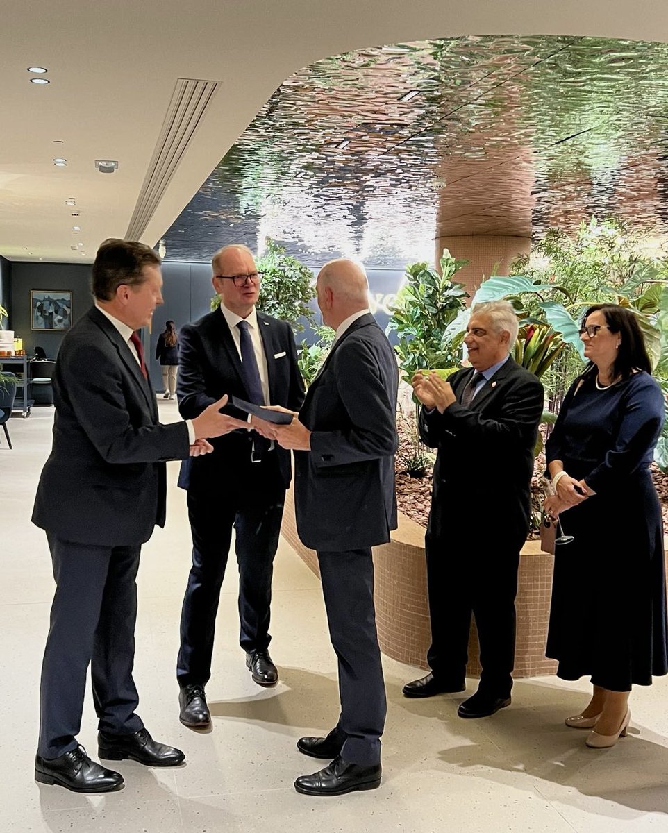 LauriBambus's tweet image. This time happy to meet the #Estonia|n Honorary Consuls in Italy and Malta, and colleagues from the HQ @MFAestonia at the regional roundtable in Valletta.
🇪🇪🇮🇹🇲🇹

Congrats to HonCon Mr Luigi Cecchini on the #MFA’s Badge of Merit 🇪🇪 for his outstanding 2️⃣5️⃣ years of service 👏🏻💐