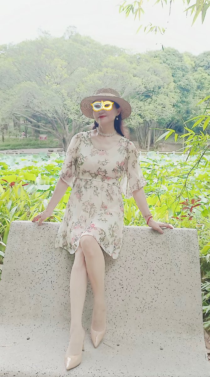 平日里是一个教塑形的老师，背地里是一个十足的骚逼，平常还穿丁字裤跟吊带袜，美其名曰凉快，实则是想让看到他的男人意淫操她吧，最近去她那里，上完课在教室里操她，让她穿着上课的衣服，穿着丁字裤吊带袜，跪在讲台上给我吃鸡吧，趴在地上被我后入，然后让她讲课 #熟女 #骚逼 #母狗 #少妇