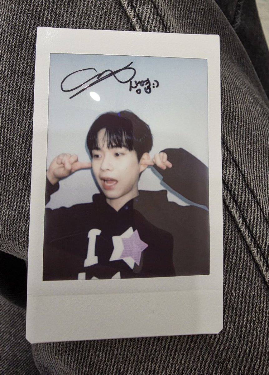 b컷이 이렇게 귀여우면 …. 
ㅜㅜ 유치원생 ~ 대학생 쯤으로 보임