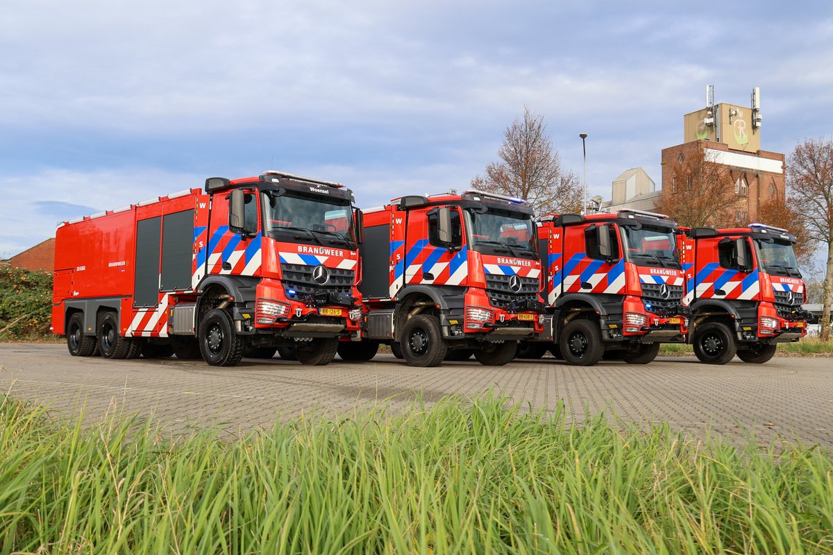 Nieuw schuimblusvoertuig voor brandweer Woensel

Op maandag 10 november 2025 heeft Ziegler een nieuw schuimblusvoertuig afgeleverd aan Veiligheidsregio Brabant-Zuidoost post Woensel.

Het voertuig is opgebouwd op een Mercedes-Benz chassis, type Arocs 6x6 widespread 530 pk.