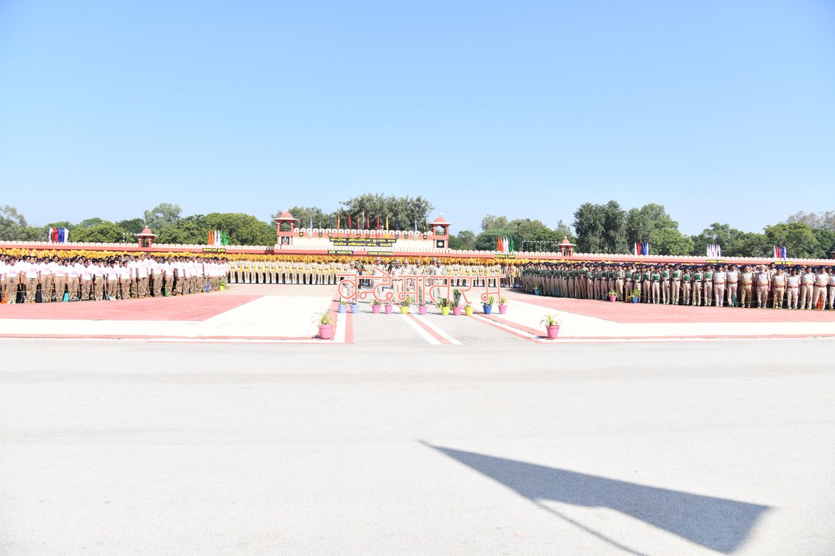 CISFTraining's tweet image. 🎶 Commemoration of 150 Years of “Vande Mataram” at CISF RTC Deoli 🇮🇳✨

To mark the 150th anniversary of the National Song “Vande Mataram”, a mass singing was organized at CISF Regional Training Centre (RTC), Deoli.

#CISF #RTCDeoli #VandeMataram150Years #MassSinging @CISFHQrs