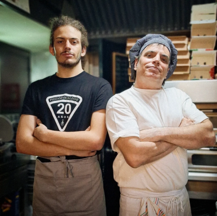 Barriolasletras's tweet photo. Caminar por la calle Cervantes invita  a seguir el olor. Ese aroma inconfundible que sale de #pizzamascalzonemadrid y que te obliga a frenar aunque tengas prisa. Huele a masa estirada a mano, a tomate fresco, a queso que se funde sin pedir permiso.
https://t.co/9509cJkzDd https://t.co/cBrKJdd7FB