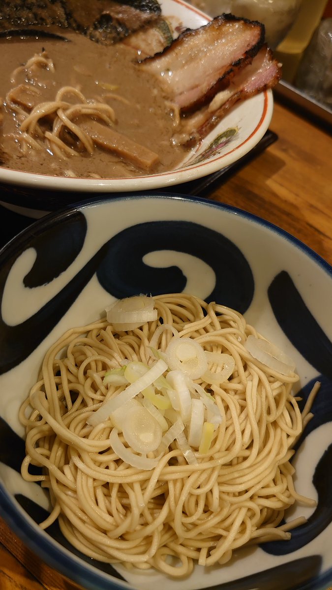 kelitan58p's tweet photo. 麺屋58🍜
【秋刀魚の塩焼き定食】1480円
※替玉ﾊｰﾌ60g１回無料
TPかま焼き豚バラ250円

うまい凄いドロドロラーメン🍜
サンマ濃厚味に、レモンや大根おろしめっちゃ合う🤣
もつ煮、お新香、ご飯付もついて⋯最高です👍
#麺屋58 https://t.co/02T3A5qv1T