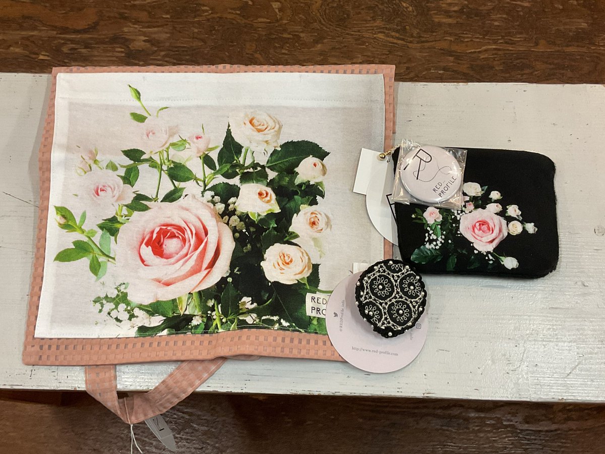 【 アーティストグッズ入荷 】

RED Profile さんの欠品アイテム
・レースとパールのブローチ
・シースルートートバッグ/flower
が入荷しました。

・ミラー付きポーチ
も新入荷です！

ギフトシーズンにいかがでしょうか。