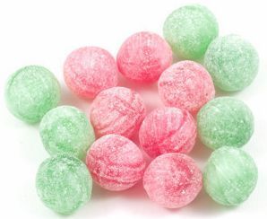 Musste vor kurzem zurück an meine Schulzeit denken.
Da sind wir dann immer in der Mittagspause oder zum Schulschluss in die Videothek gegangen und haben Süßigkeiten gekauft :3
Meine Lieblinge waren immer diese Kugeln mit Brausepulver im Kern :D
Was habt ihr euch so gekauft oder