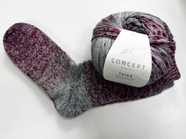 APRENDE A TEJER #CALCETINES EN QUESECOSE

¿Quieres aprender a tejar calcetines 🧦 con agujas circulares? En QueSeCose te enseñamos.

Mira los que nuestra profe Carmen de #Punto y #Ganchillo Carmen ha tejido con lana 🧶 Taika de <a href="/KatiaYarns/">Katia Yarns & Fabrics</a>.

quesecose.com/lana-katia-tai…

Una lana