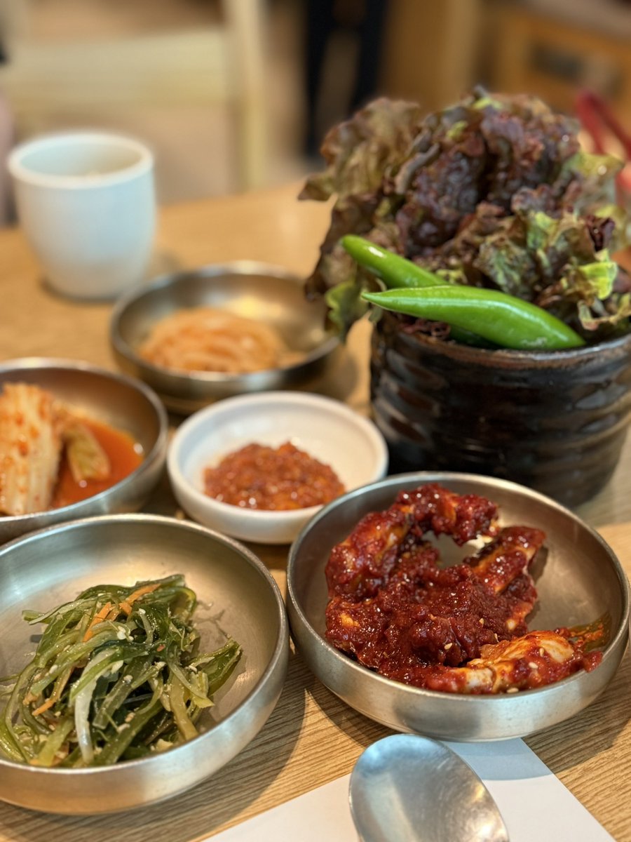 갈비 먹었다.
나를 챙긴 것이 아니고
가나지가 좋아해서.
나는 고기는 스테이크(역시버터😏).
구워먹는 건 뜨락 안심만이 소나무취향.
그치만 두 사람은 갈비를 사랑하고
나는 소화이슈로 고기와 점점 멀어지므로
맞챠드려야지 암.