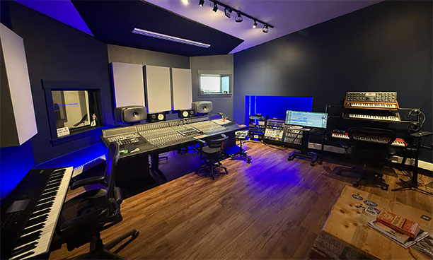 FastAndWide's tweet image. Veteran engineer, mixer, producer, musician Jim Roberts launches Timber Canyon Studios in southeast Wyoming, centred on #SolidStateLogic&apos;s Origin analogue mixing console tinyurl.com/2ea9zp79