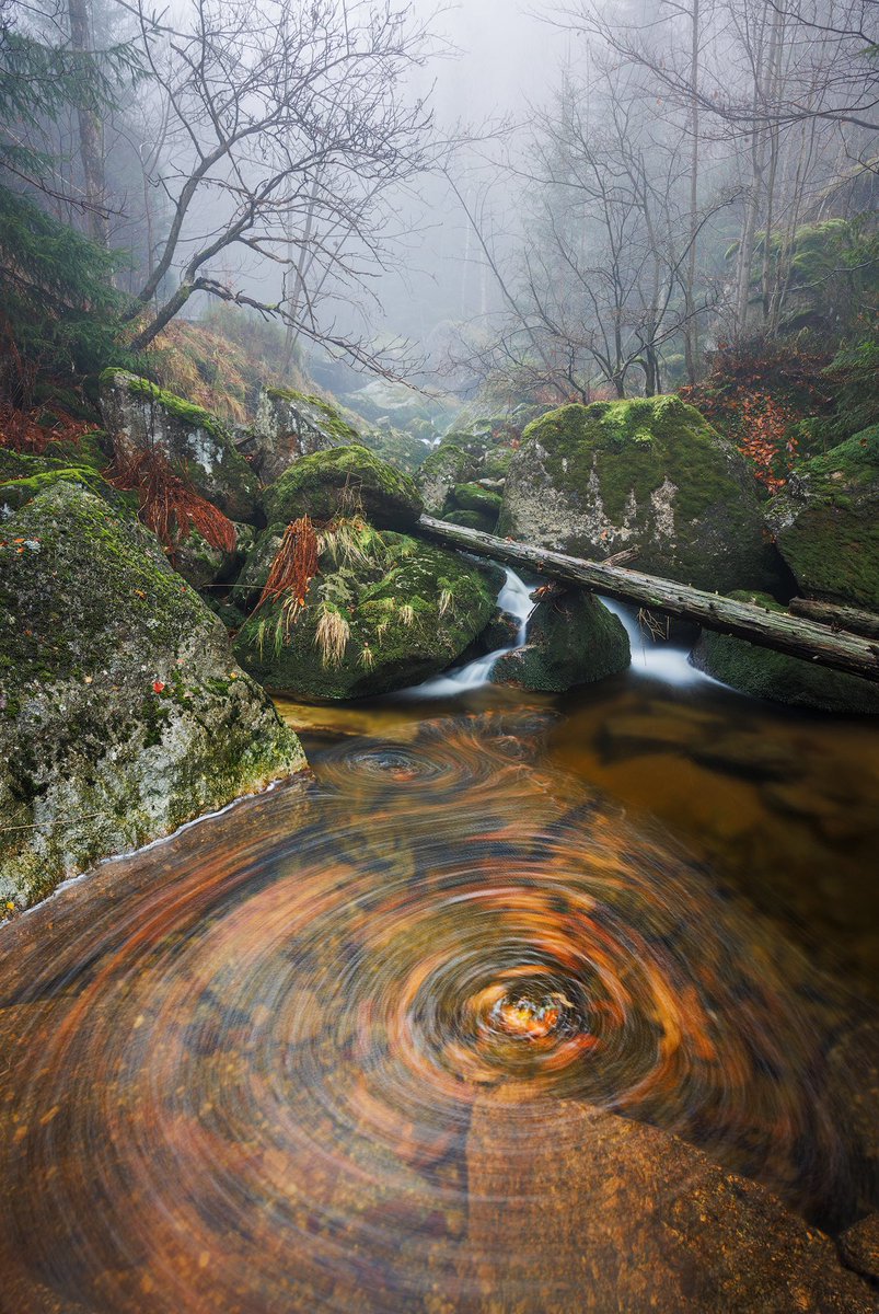 I was attracted by the mixture of leaves and foam spinning in the pool, so I put on the ND filter and took couple of long exposures. There was no wind at all and the atmosphere was completed by the thick fog 🤩