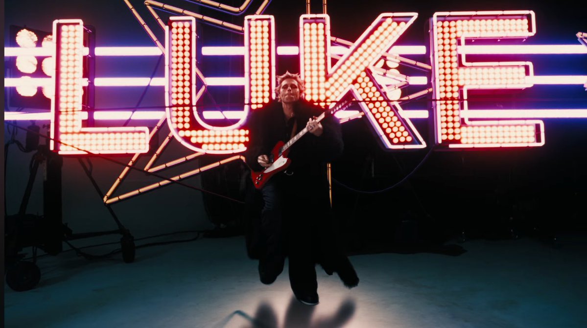 5SOSPyMovement's tweet image. EVERYONE’S A STAR!