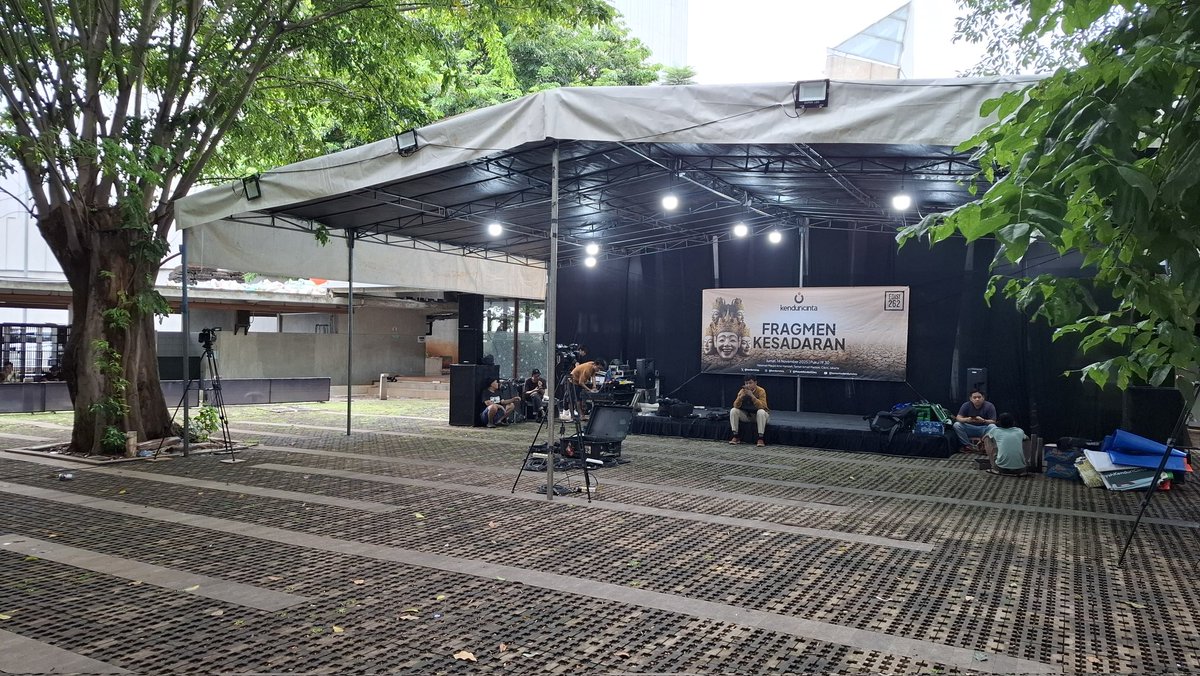 kenduricinta's tweet photo. Suasana sore ini di Halaman Masjid Amir Hamzah, Taman Ismail Marzuki, Cikini, Jakarta Pusat.
Persiapan akhir jelang #KCNov malam nanti. https://t.co/6g1mailIZf