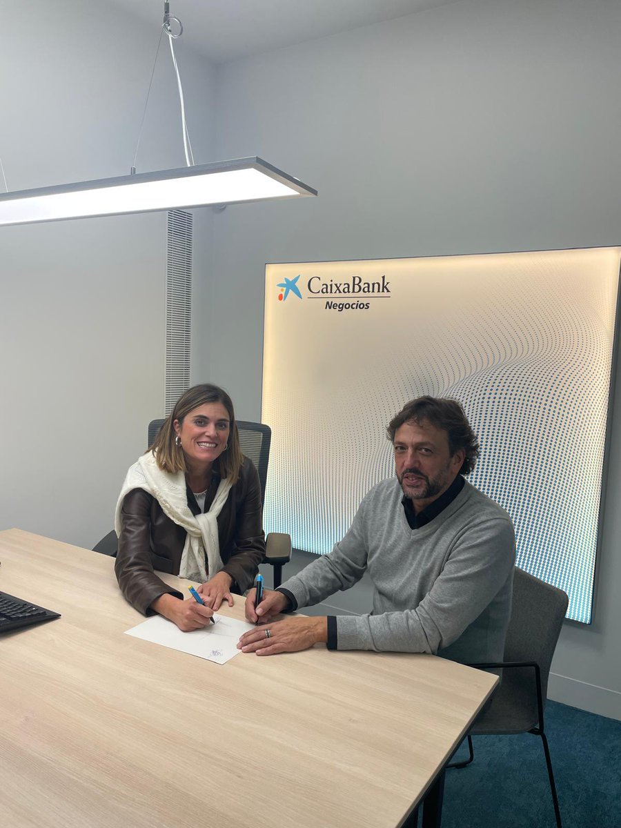 Ayer se firmó un convenio de colaboración entre la ADCE-Fundación Caixa, de CaixaBank Negocios para poner en marcha un proyecto relacionado con accesibilidad en 2026, para llevar el Derecho Colaborativo al entorno familiar de personas con discapacidad a través de asociaciones