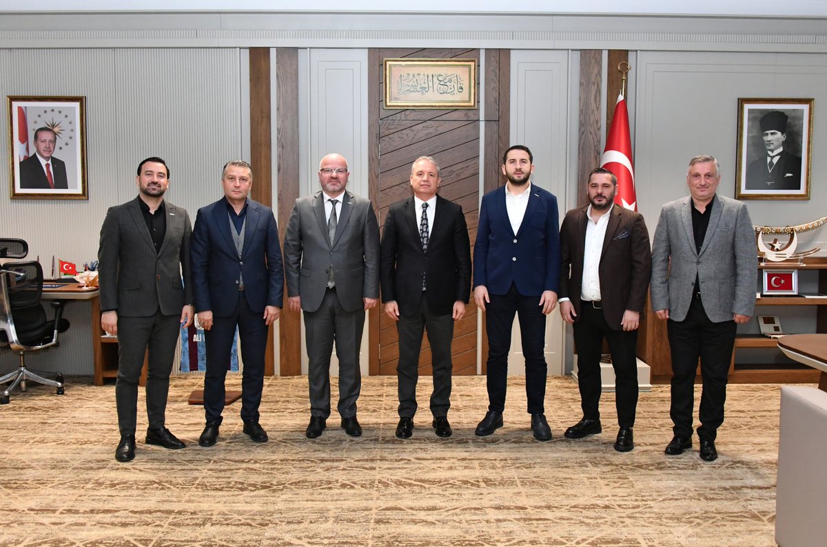 Şube Başkanımız Mesut İskenderoğlu,  Başkan Yardımcılarımız Nihat Yılmaz ve Fatih Garip, Yönetim Kurulu Üyelerimiz Hüseyin Rizeli ve Kadir Çapoğlu ile birlikte görevine yeni atanan İl Emniyet Müdürümüz Sayın Ali Loğoğlu'nu makamında ziyaret ederek hayırlı olsun dileklerinde