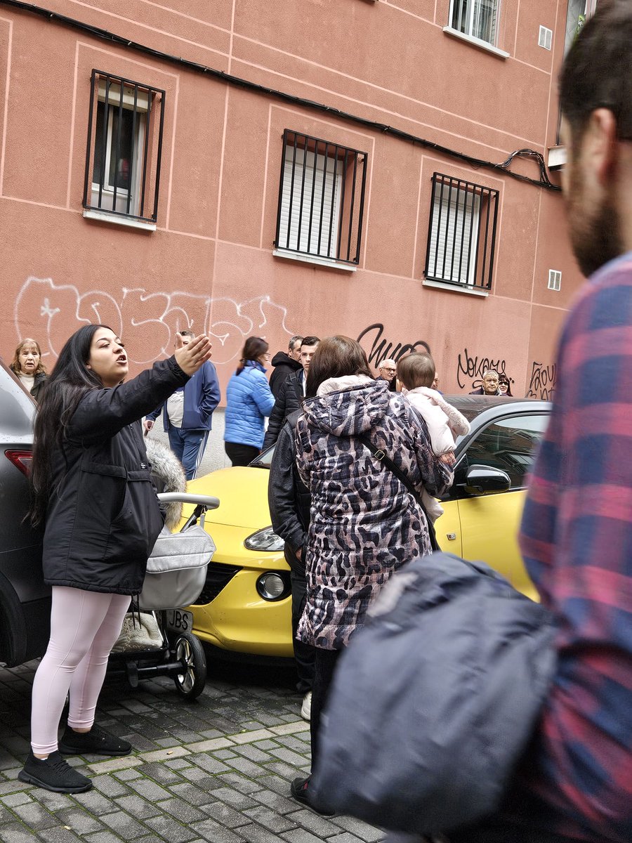 Ayer en #Alcorcón un nuevo desahucio de una familia vulnerable ejecutado por la Comunidad de Madrid.
Urgen  políticas de vivienda y medidas sociales que no dejen en la calle  a menores de pocos meses.