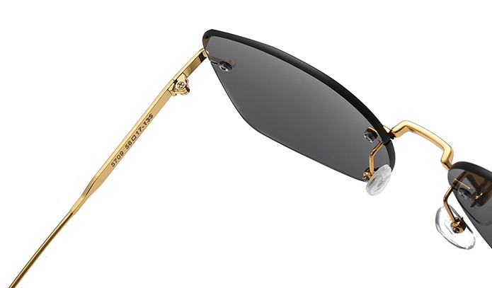 womaiglasses's tweet image. Stay sleek 😎 WM EYES EdgeCut Frameless Sunglasses feature polycarbonate lenses &amp;amp; copper temples with 100% UV protection. Perfect for sunny days &amp;amp; bold OOTDs!
🌐 wmglasses.com | 📩 womaiglasses@outlook.com
#wmeyes #edgecut #framelesssunglasses #uvprotection