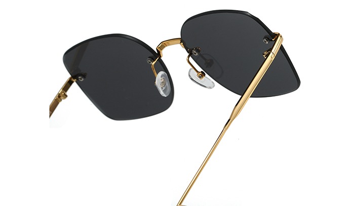 womaiglasses's tweet image. Stay sleek 😎 WM EYES EdgeCut Frameless Sunglasses feature polycarbonate lenses &amp;amp; copper temples with 100% UV protection. Perfect for sunny days &amp;amp; bold OOTDs!
🌐 wmglasses.com | 📩 womaiglasses@outlook.com
#wmeyes #edgecut #framelesssunglasses #uvprotection