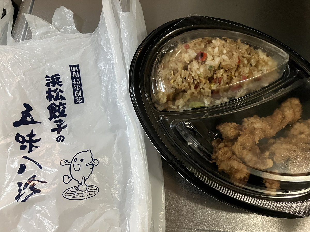 チャーハンと唐揚げを食べます