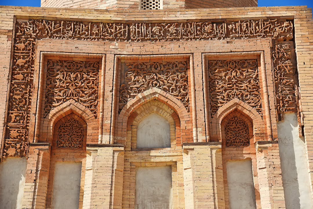 トルクメニスタン滞在記 建物の壁にアラビア語の彫刻がある。 ウズベク