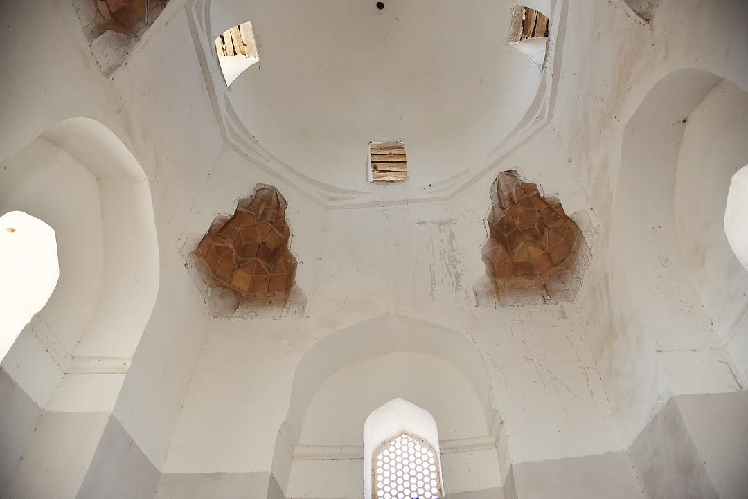 トルクメニスタン滞在記 建物の壁にアラビア語の彫刻がある。 ウズベク