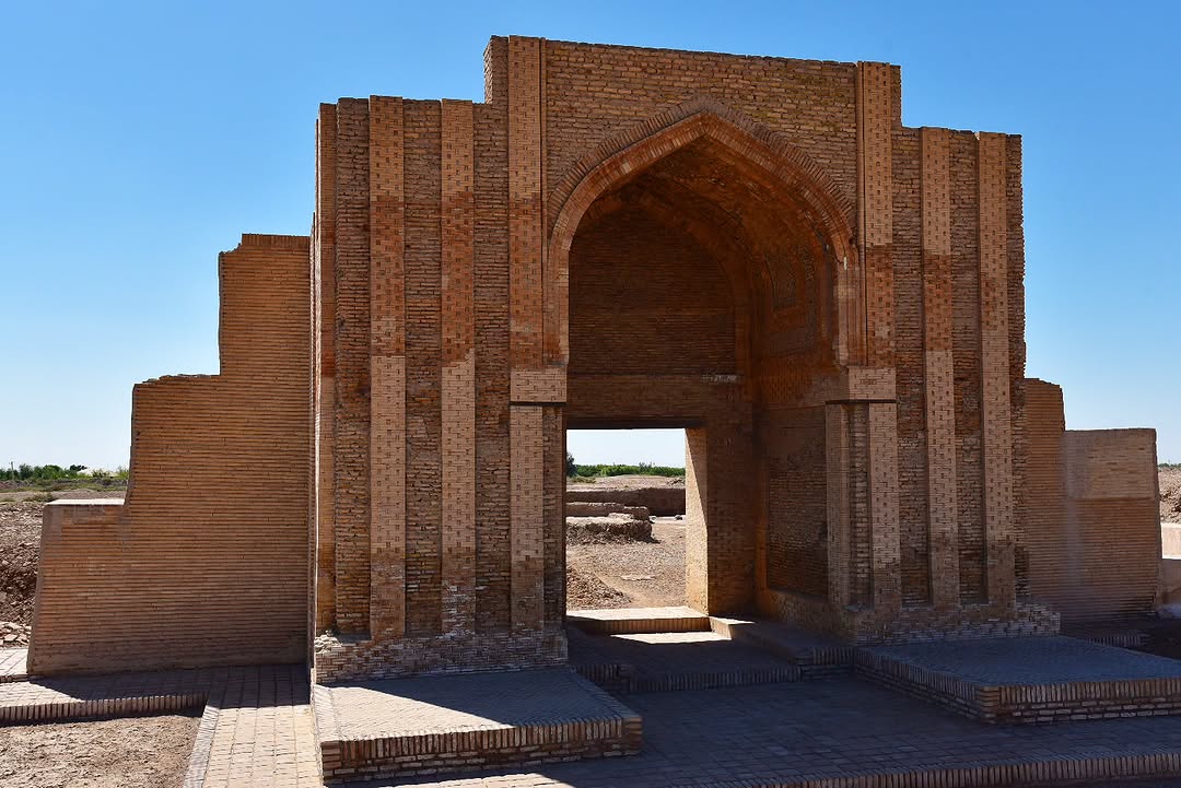 トルクメニスタン滞在記 建物の壁にアラビア語の彫刻がある。 ウズベク