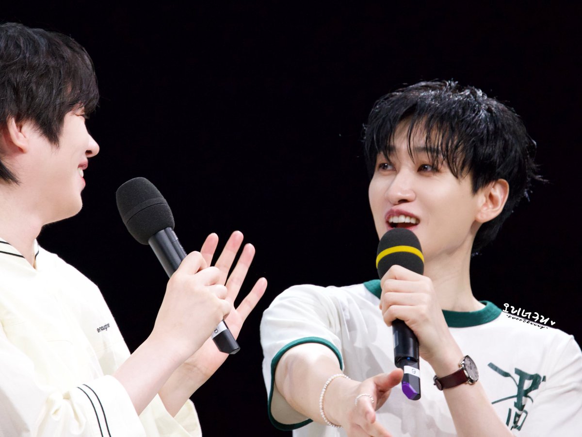 sweetbunny_04's tweet photo. 250712 MBC음중 미니 팬미팅

절친 - ̗̀ ꪔ̤̥ꪔ̤̮  ̖́-

#EUNHYUK #은혁 #ウニョク #银赫
@AllRiseSilver 
#HEECHUL #희철 #金希澈
#SUPERJUNIOR #슈퍼주니어 
#SuperJunior25 #ExpressMode #SUPERJUNIOR_ExpressMode https://t.co/H2Yv3UIRjP