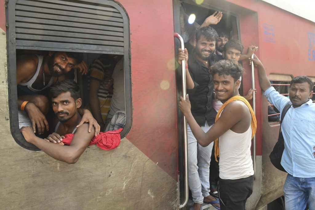 introverT2034's tweet image. बिहार के लोग बीजेपी को वोट करने के बाद दूसरे राज्यों में घूमने जाते हुए 
#BiharElections #Bihar