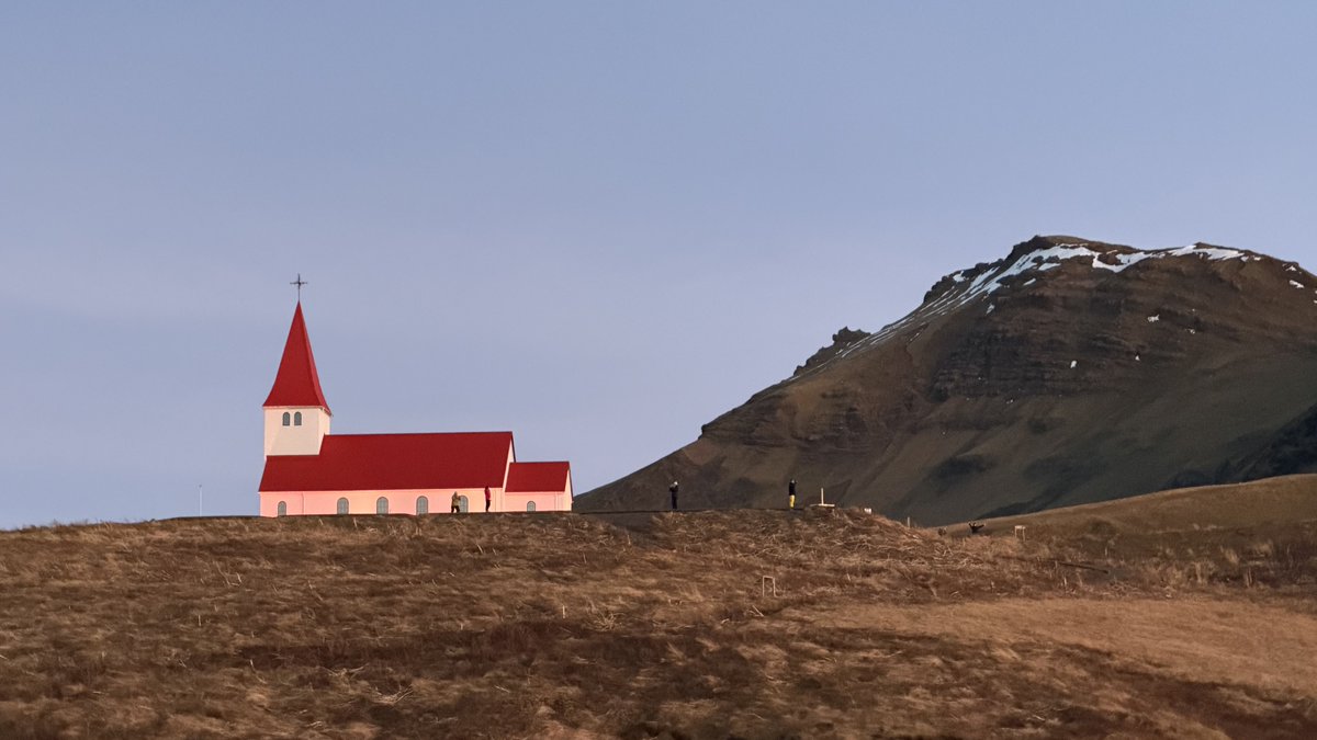 satofishi's tweet image. Sunrise over Vík, Iceland.