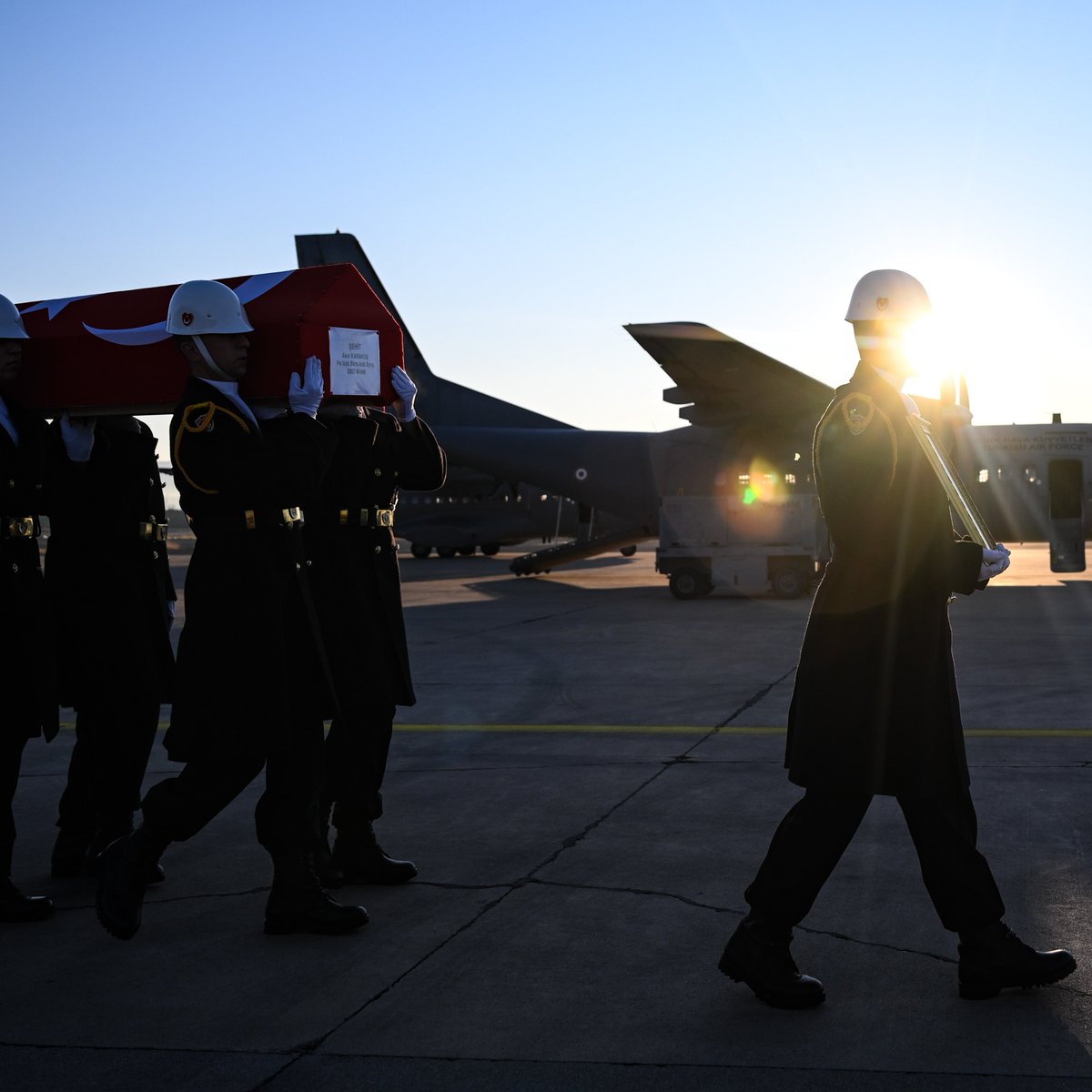 Gökten ecdad inerek öpse o pak alnı değer.