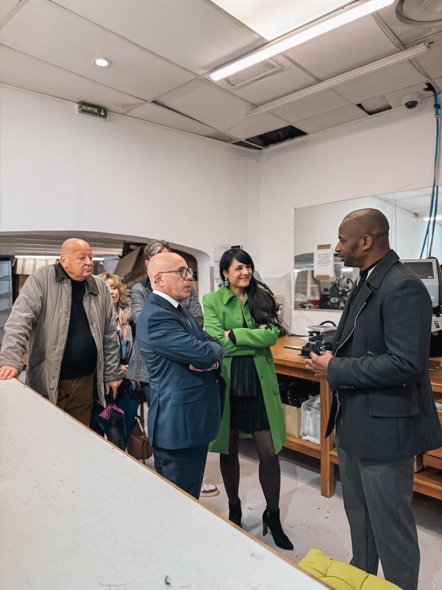 C_Dintorni's tweet image. Avec @eciotti, nous avons récemment visité les ateliers du Point Français.

Ici, chaque vêtement est une preuve de savoir-faire, de travail et de fierté nationale.

Loin de la fast fashion : qualité, emplois et souveraineté.

Le Made in France, c’est l’avenir. 🇫🇷