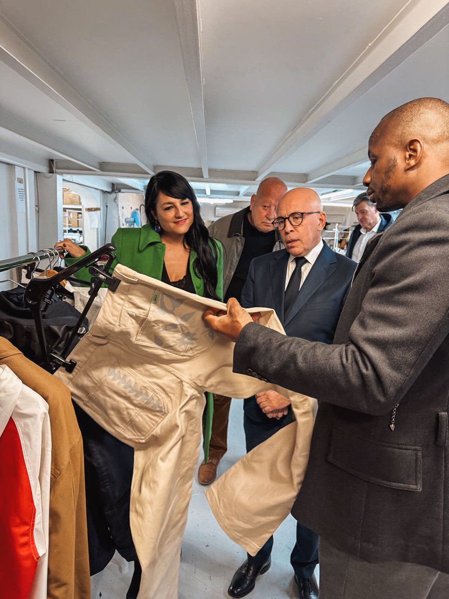 C_Dintorni's tweet image. Avec @eciotti, nous avons récemment visité les ateliers du Point Français.

Ici, chaque vêtement est une preuve de savoir-faire, de travail et de fierté nationale.

Loin de la fast fashion : qualité, emplois et souveraineté.

Le Made in France, c’est l’avenir. 🇫🇷