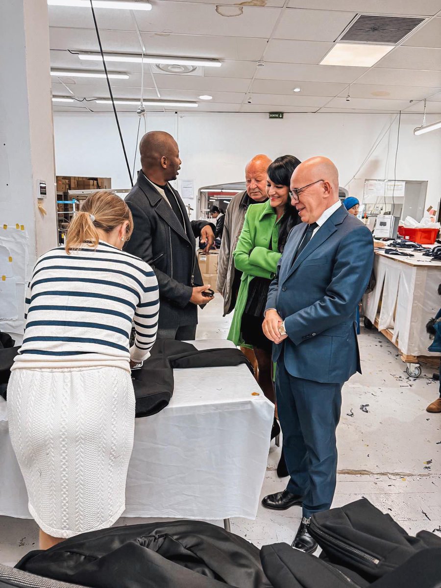 C_Dintorni's tweet image. Avec @eciotti, nous avons récemment visité les ateliers du Point Français.

Ici, chaque vêtement est une preuve de savoir-faire, de travail et de fierté nationale.

Loin de la fast fashion : qualité, emplois et souveraineté.

Le Made in France, c’est l’avenir. 🇫🇷