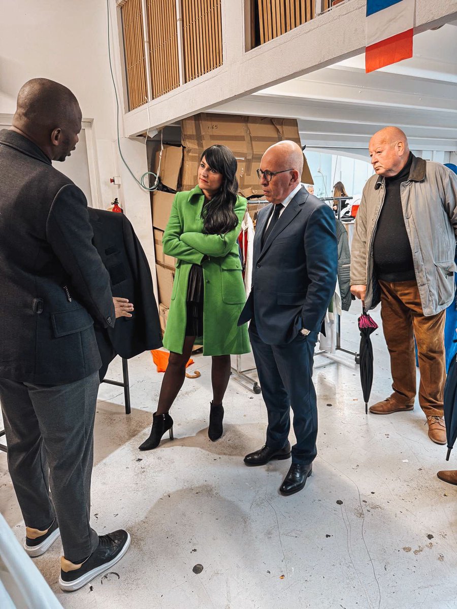 C_Dintorni's tweet image. Avec @eciotti, nous avons récemment visité les ateliers du Point Français.

Ici, chaque vêtement est une preuve de savoir-faire, de travail et de fierté nationale.

Loin de la fast fashion : qualité, emplois et souveraineté.

Le Made in France, c’est l’avenir. 🇫🇷