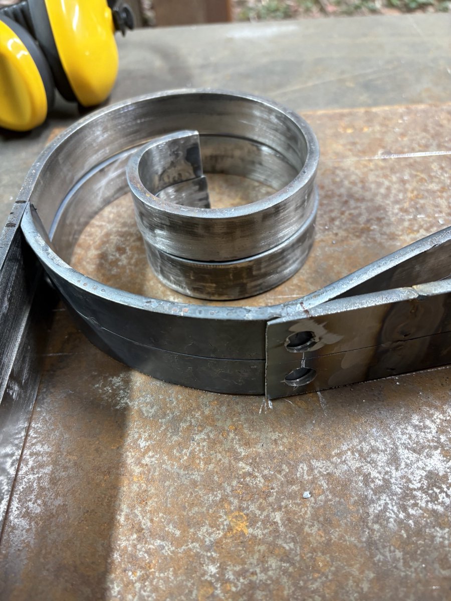 無事引き渡しました。
この後、上に載るオルガンに絵描きさんが色付けをして、オルガン作家が台車に取り付け、皮加工師による皮バンドで固定されて完成
清里界隈作家仲間たちの集大成です。
ちなみに、車輪は「車椅子の専門店（資）まるこ」さんの協力
#ストリートオルガン
#ストリートオルガン台車