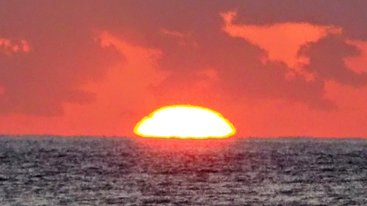 k19ch1's tweet photo. 11月14日
八丈島の夕暮れ
夕陽は雲の間で見え隠れ
水平線日没まで楽しめた
ANA最終便は定刻就航
お疲れ様でした
#八丈島
#八丈島民図鑑
#宇喜多秀家公と豪姫の碑
#夕暮れ
#夕陽
#八丈島空港 #RJTH 
#JA217A #全日空 https://t.co/tvWARXWpNS