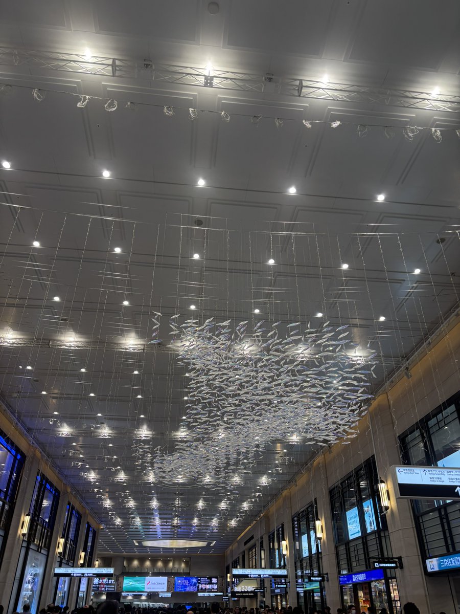 saku_PassCode's tweet image. 阪急百貨店前の装飾がスイミーにしか見えへん🐟