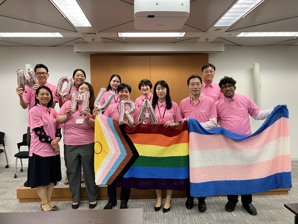 Nomura_jp_hd's tweet photo. \今日はピンク・フライデー/
LGBTQ+の権利とインクルージョンへの理解促進を目指し、2014年に香港で始まりました。野村でも毎年社員がピンク色を身につけ支援を表明しています。今年は日本、香港、シンガポール、インドのオフィスが参加しました!#PinkFridayPride https://t.co/bi1VmTSGg1