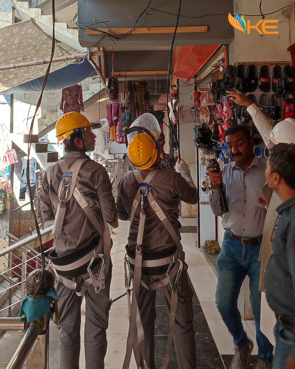 KElectricPk's tweet photo. KE ne Rind Market, Hub mein illegal connections remove kar ke system losses ko kam kiya. Iss initiative se monthly around 7,300 units save hongay. Yeh efforts area main se load-shedding reduce aur timely bill payments ko support karne k liye kiye gaye hain.
#KE #RecoveryDrive https://t.co/QfrfuIBmR4
