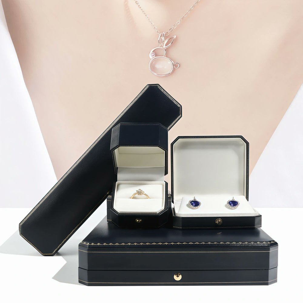 YanengPackage's tweet image. 💗 Premium PU leather, elegant look.
The perfect Earring Box &amp;amp; Jewelry Box Set for luxury jewelry presentation.
#JewelryBox #PUleather #YanengPackaging