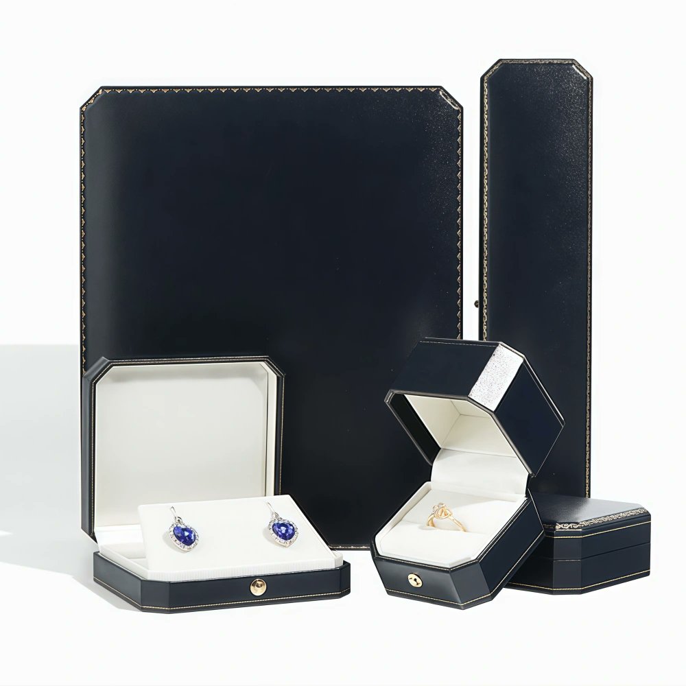 YanengPackage's tweet image. 💗 Premium PU leather, elegant look.
The perfect Earring Box &amp;amp; Jewelry Box Set for luxury jewelry presentation.
#JewelryBox #PUleather #YanengPackaging