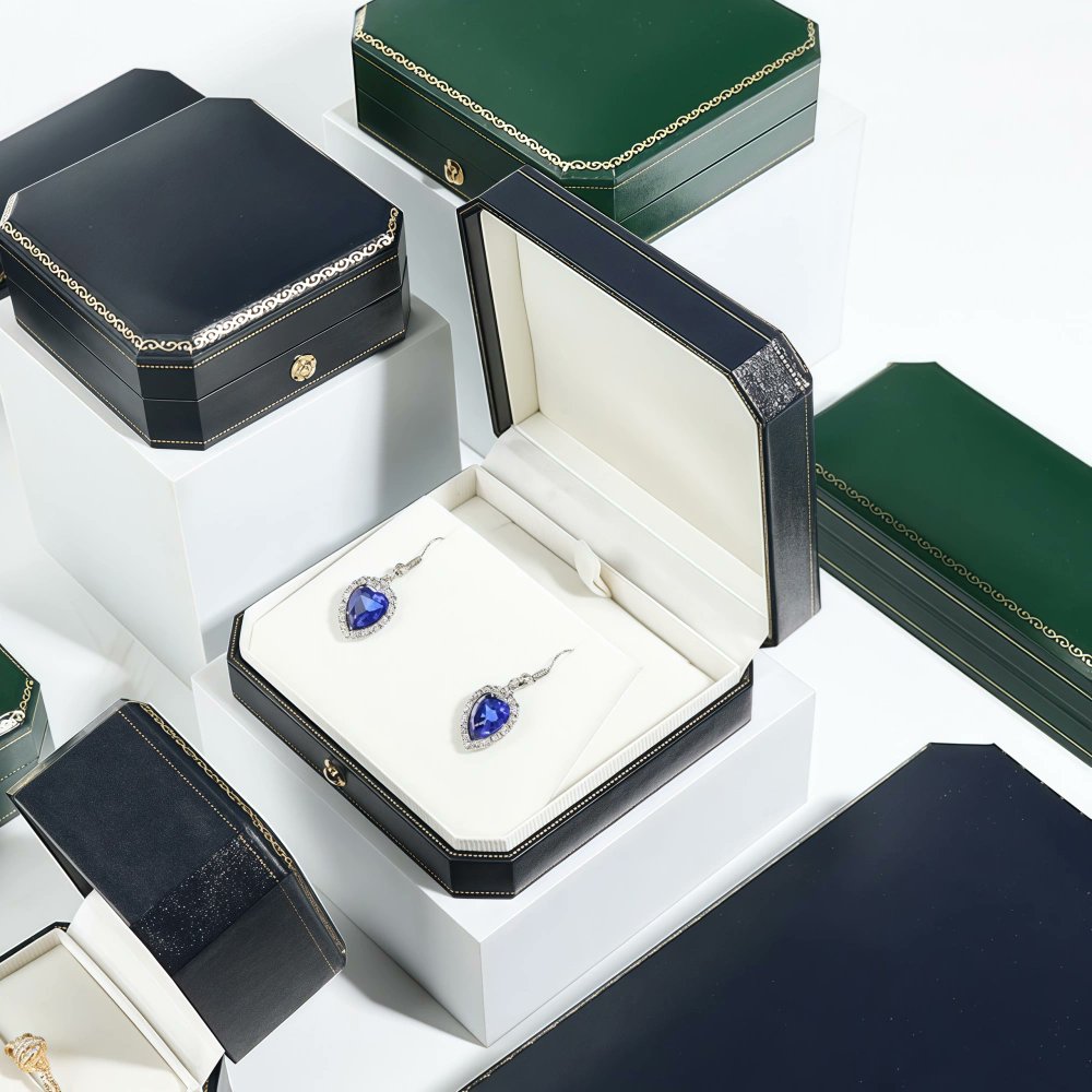 YanengPackage's tweet image. 💗 Premium PU leather, elegant look.
The perfect Earring Box &amp;amp; Jewelry Box Set for luxury jewelry presentation.
#JewelryBox #PUleather #YanengPackaging