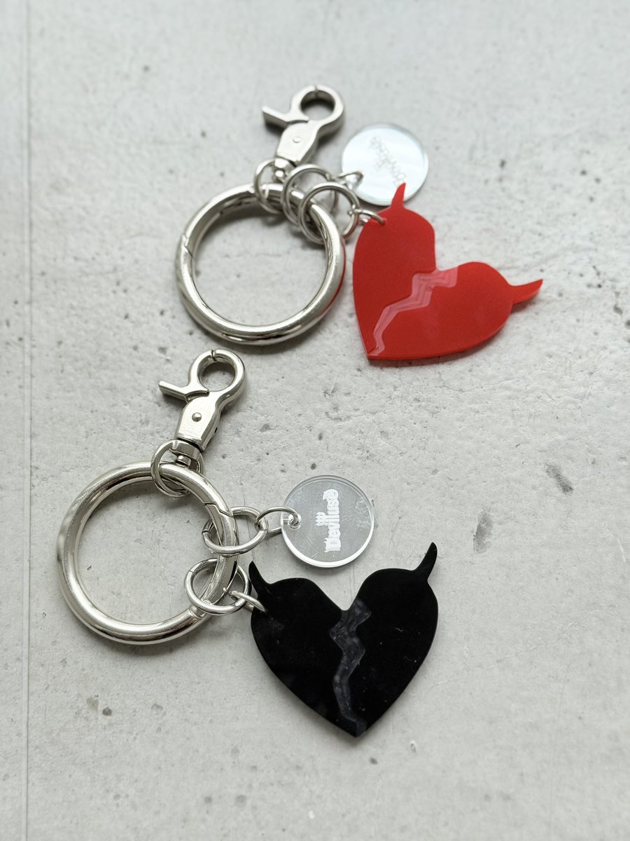オンラインストアでは 11/15(土)19時販売開始！ 💔Key Chain Black