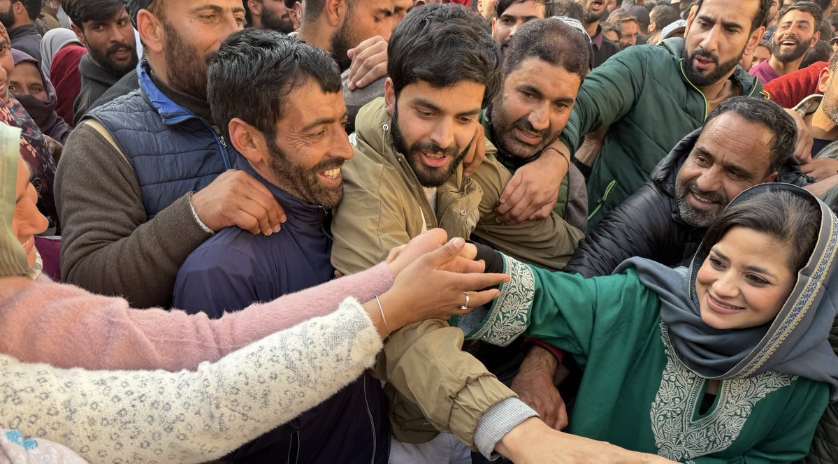 PDP supporters greet party leader <a href="/IltijaMufti_/">Iltija Mufti</a> as she arrives in Budgam after PDP candidate Aga Muntazir’s victory in the assembly seat. #BudgamElectionResult