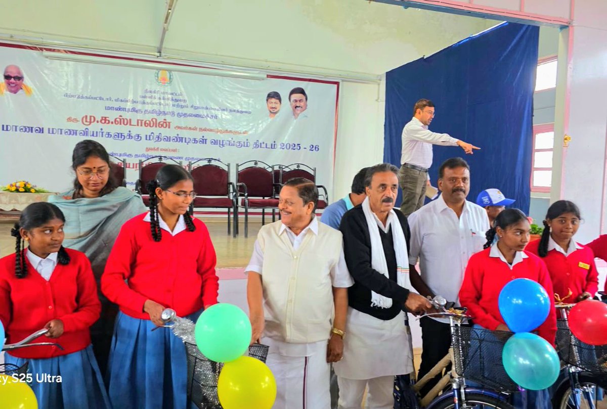 GaneshmlaR's tweet image. மாண்புமிகு தமிழ்நாடு முதலமைச்சரின் பள்ளி மாணவ மாணவிகளுக்கு இலவச மிதிவண்டி வழங்கும் திட்டம் இன்று உதகை ஜெல் மெமோரியல் பள்ளி வளாகத்தில் நடைபெற்றது.

இந்த நிகழ்வில் தமிழக அரசு கொராடா *திரு.ka.ராமச்சந்திரன்-MLA* அவர்கள் மற்றும் உதகை சட்டமன்ற உறுப்பினர் *திரு.R  கணேஷ்-MLA* .