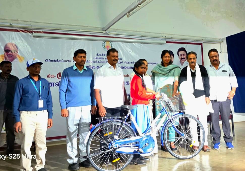 GaneshmlaR's tweet image. மாண்புமிகு தமிழ்நாடு முதலமைச்சரின் பள்ளி மாணவ மாணவிகளுக்கு இலவச மிதிவண்டி வழங்கும் திட்டம் இன்று உதகை ஜெல் மெமோரியல் பள்ளி வளாகத்தில் நடைபெற்றது.

இந்த நிகழ்வில் தமிழக அரசு கொராடா *திரு.ka.ராமச்சந்திரன்-MLA* அவர்கள் மற்றும் உதகை சட்டமன்ற உறுப்பினர் *திரு.R  கணேஷ்-MLA* .