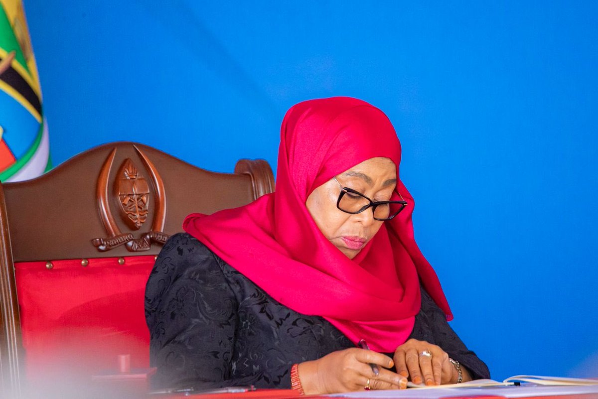 SuluhuSamia's tweet photo. Pongezi za dhati kwako Mheshimiwa Dkt. Mwigulu Lameck Nchemba (Mbunge), kwa dhamana uliyopewa na Taifa letu kuwa Waziri Mkuu wa Jamhuri ya Muungano wa Tanzania. 

Umekabidhiwa jukumu kubwa na muhimu la kuiongoza Serikali, kusimamia utekelezaji wa ahadi zetu kwa wananchi na kuimarisha ustawi wa Taifa letu. Tunakuahidi ushirikiano katika utekelezaji wa kazi hii. 

Mwenyezi Mungu akusimamie, akuongoze na kukufanikisha kwa ajili ya Taifa letu na Watanzania wote. 

Mungu Ibariki Tanzania.