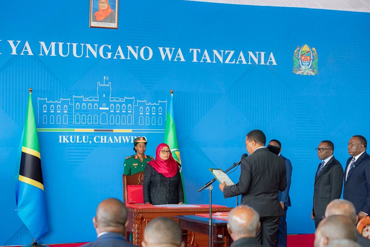 SuluhuSamia's tweet photo. Pongezi za dhati kwako Mheshimiwa Dkt. Mwigulu Lameck Nchemba (Mbunge), kwa dhamana uliyopewa na Taifa letu kuwa Waziri Mkuu wa Jamhuri ya Muungano wa Tanzania. 

Umekabidhiwa jukumu kubwa na muhimu la kuiongoza Serikali, kusimamia utekelezaji wa ahadi zetu kwa wananchi na kuimarisha ustawi wa Taifa letu. Tunakuahidi ushirikiano katika utekelezaji wa kazi hii. 

Mwenyezi Mungu akusimamie, akuongoze na kukufanikisha kwa ajili ya Taifa letu na Watanzania wote. 

Mungu Ibariki Tanzania.