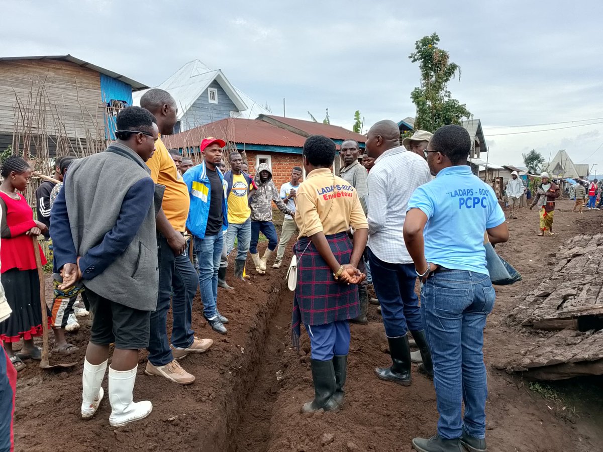 ActionLADAPS's tweet photo. 💧 Eau potable pour Kabale ! Visite de terrain réussie pour l'équipe LADAPS-RDC avec le Chef Bugorhe &amp; le Chef de Cité Kavumu. 
Nous avons inspecté l'avancement du creusage de la tranchée pour la tuyauterie qui apportera l'eau à Kabale.

Projet PCPC financé par la DDC. https://t.co/PtclVJW0z0